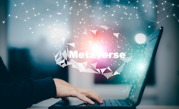 Neues Metaverse mit Icon-Business-Konzept, Business mit Laptop und virtuellem Globus mit Finanz-Icons Zukunftstechnologie, Geschäftsziele, Online-Kommunikation, Grafik-Bildschirmsymbol des Medienbildschirms, Big Data