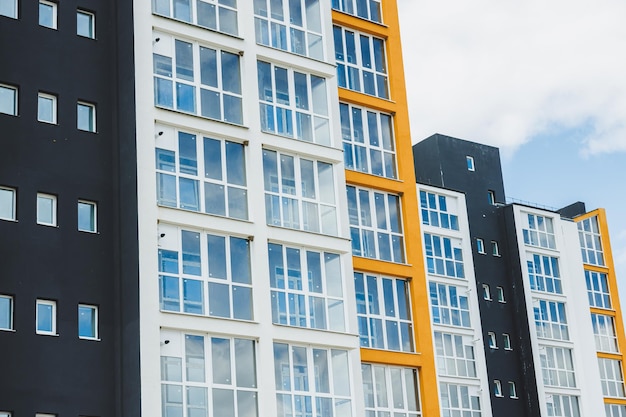 Neues modernes mehrstöckiges Wohngebäude Kunststofffenster in einer neuen Wohnung Wohnung mit Balkon