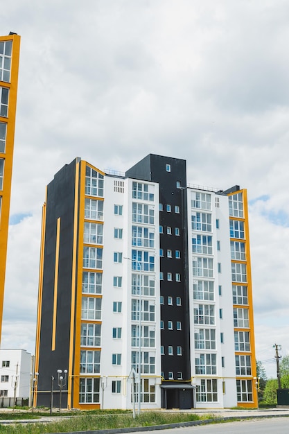 Neues modernes mehrstöckiges Wohngebäude Kunststofffenster in einer neuen Wohnung Wohnung mit Balkon