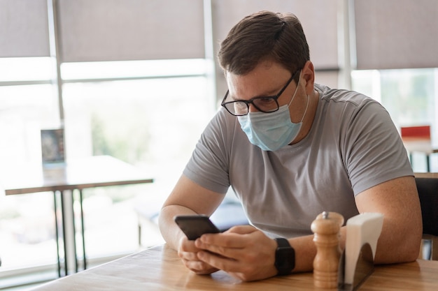 Neues normales Konzept des Menschen mit Maske