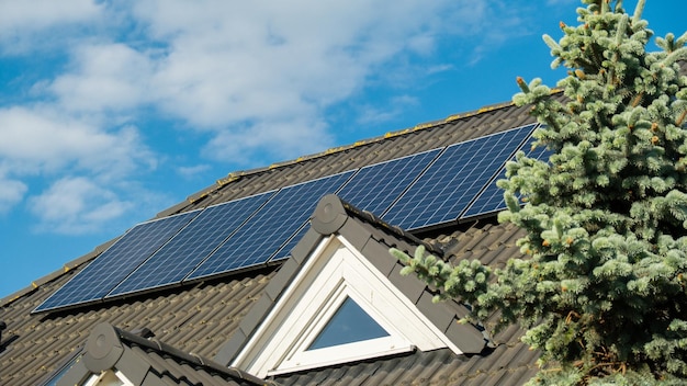 Neues ökologisches Haus mit Sonnenkollektoren Alternative zu konventioneller Energie Die Batterie wird von einer Solarzelle geladen Werbung Grüne Energie Nachhaltiges Leben Erneuerbar