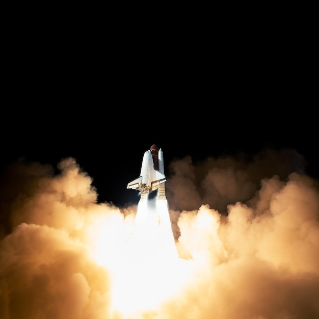 Neues Raumschiff hebt mit Rauchwolken und Explosionen in den schwarzen Himmel ab. Erfolgreicher Launch-Start, Konzept. Weltraumtapete und Transport