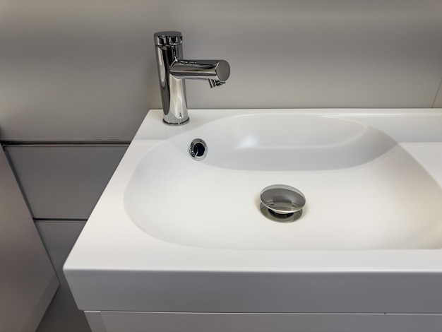 neues Waschbecken und Wasserhahn im Badezimmer