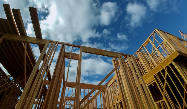 Neues Wohnungsbauhaus, das gegen einen blauen Himmel gestaltet.