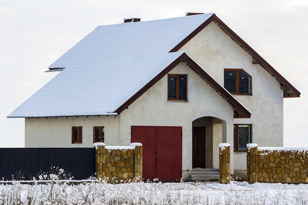 Neues zweistöckiges Wohnhaus mit Steinzaun vor