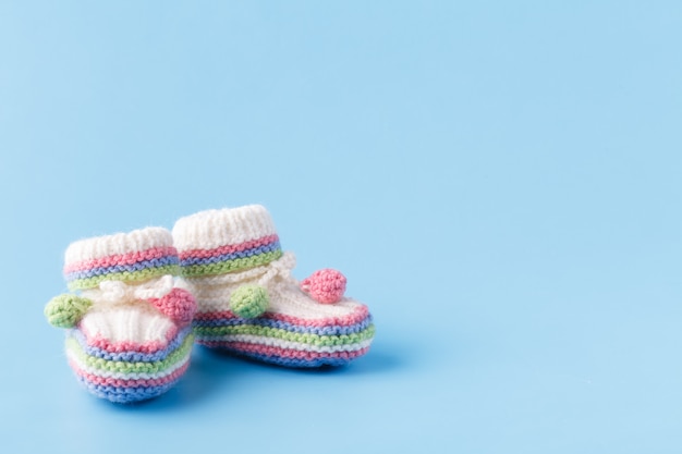 Neugeborene Ankündigung Baby Booties auf blau mit Kopienraum