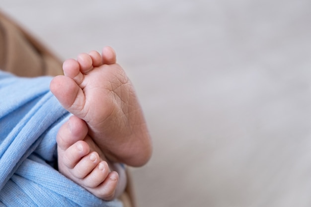 Neugeborene Babyfüße. Mutterschaftskonzept. Muttertag.