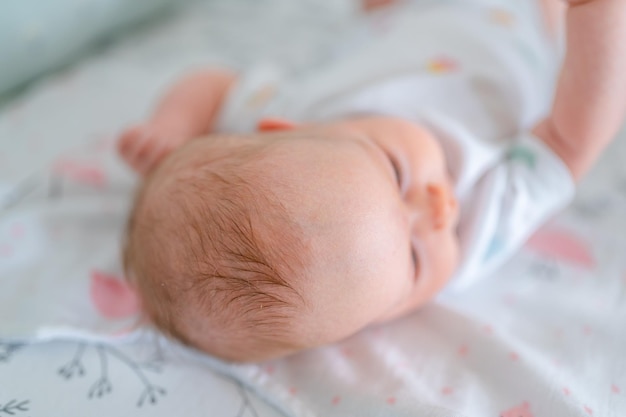 Neugeborene die Fontanelle auf der Krone des Kopfes. die Haare des Neugeborenen. Kopf des neugeborenen Babys