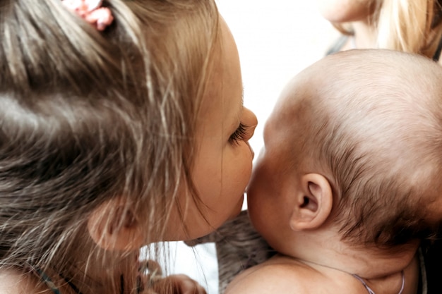 Foto neugeborener bruder und schwester 5 jahre alt liebe zärtlichkeit familienbeziehungen