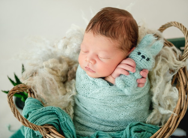 Neugeborener Junge in eine Decke gewickelt