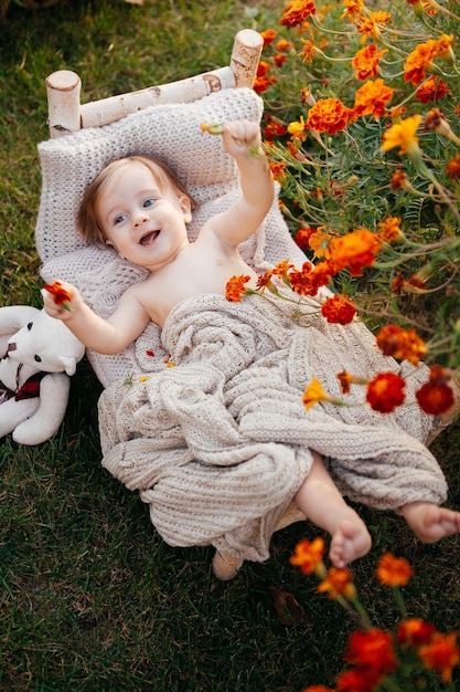 Neugeborener Junge in einem Kinderbett in der Natur