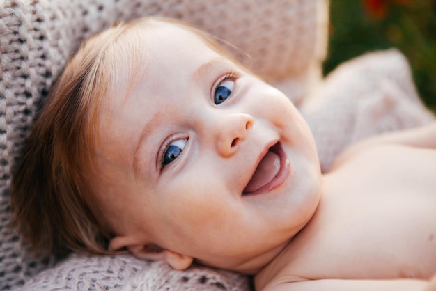 Neugeborener Junge in einem Kinderbett in der Natur