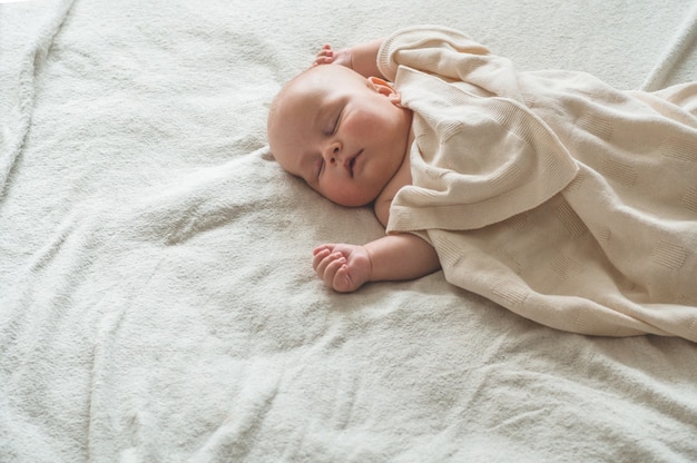 Neugeborenes Baby auf dem Bett