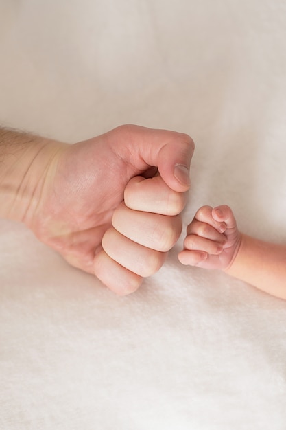 Neugeborenes Baby auf weiß