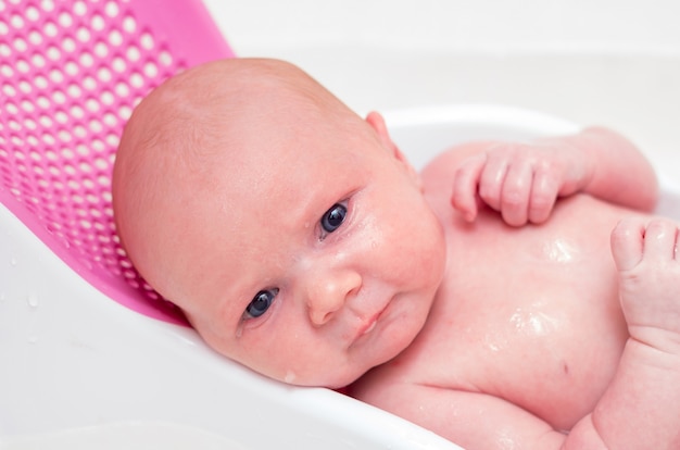 Foto neugeborenes baby beängstigend, um zu baden