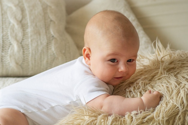 Neugeborenes Baby, das auf dem Bett liegt