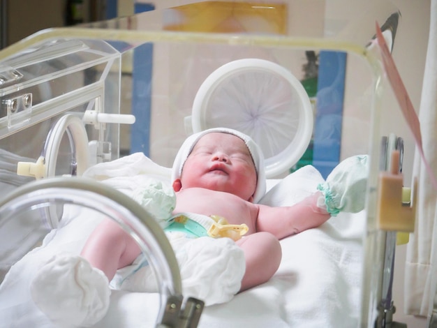 Neugeborenes Baby im Inkubator im Krankenhauspostlieferraum