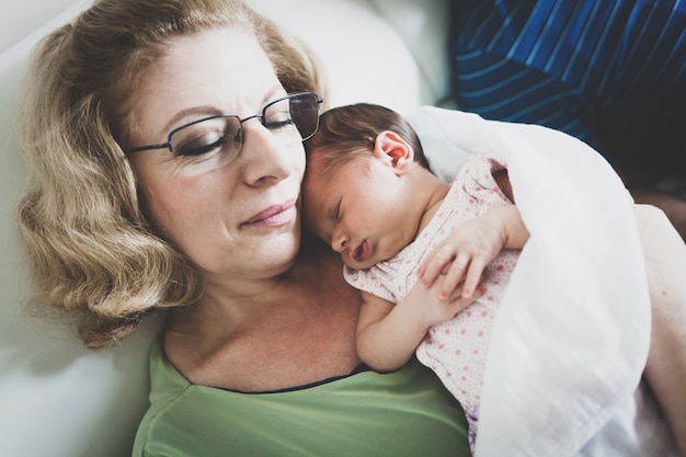 Neugeborenes Baby in den Armen der Großmütter.