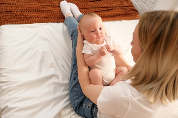 Neugeborenes Baby in den Armen der Mutter das Konzept der Liebe der Mutter zum Kind