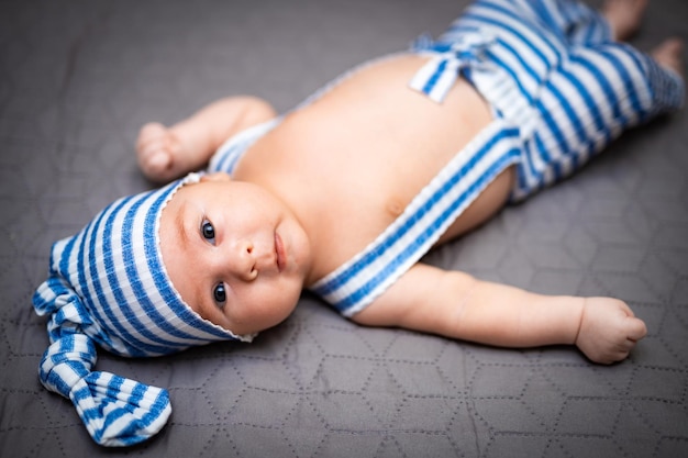 Neugeborenes Baby in einem Gnomenkostüm Baby-Neugeborenen-Porträt Erstes Fotoshooting