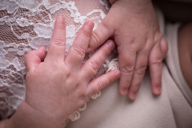 Neugeborenes Baby kleine Hände Körperteil Zuneigung Mutterschaft