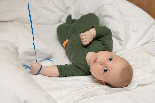 Neugeborenes Baby liegt im Bett