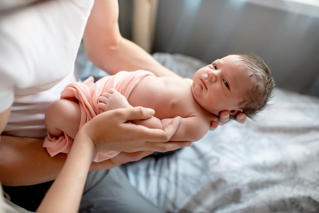 Neugeborenes Baby mit Mama und Papa zu Hause