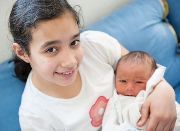 Neugeborenes Baby mit Schwester