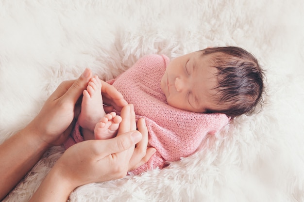 Neugeborenes Baby schläft in einer Decke eingewickelt. Kindheit, Gesundheitswesen, IVF