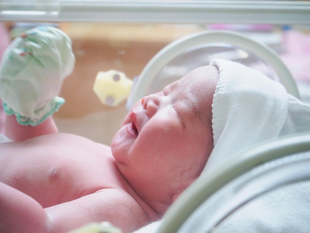 Neugeborenes Baby schlafen im Inkubator des Krankenhauses