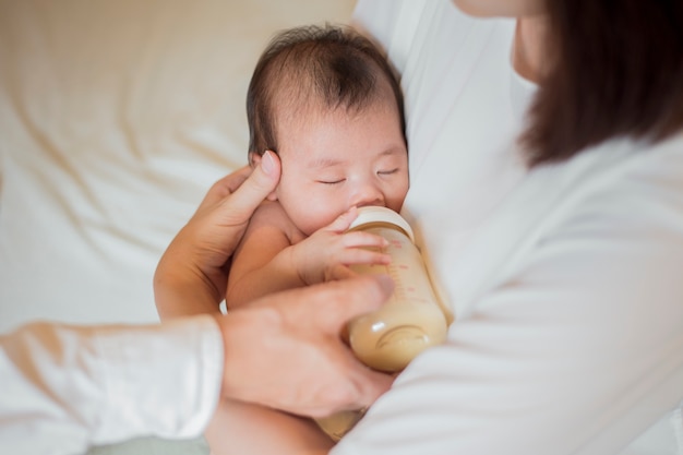 Neugeborenes Baby trinkt Milch von ihrer Mutter