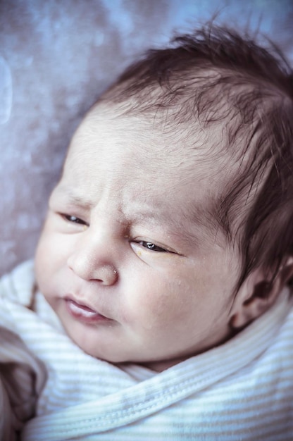 neugeborenes baby zusammengerollt schlafend auf einer decke, mehrere ausdrücke