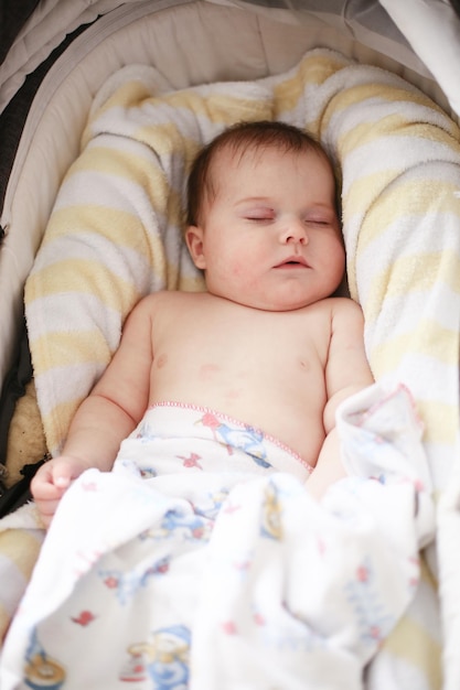 Neugeborenes gähnt Zwei Wochen alt