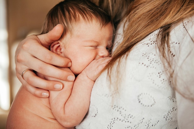 Foto neugeborenes in den armen junger eltern