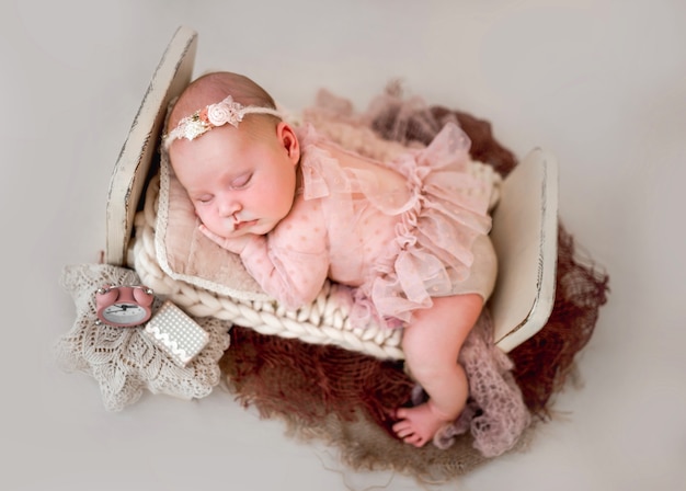 Neugeborenes Mädchen trägt süßes Kostüm schlafen