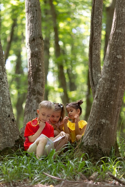 Neugierige Kinder bei einer Schatzsuche im Wald