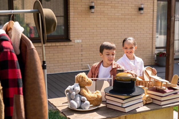 Neugierige Kinder, die Garagenzeug ansehen