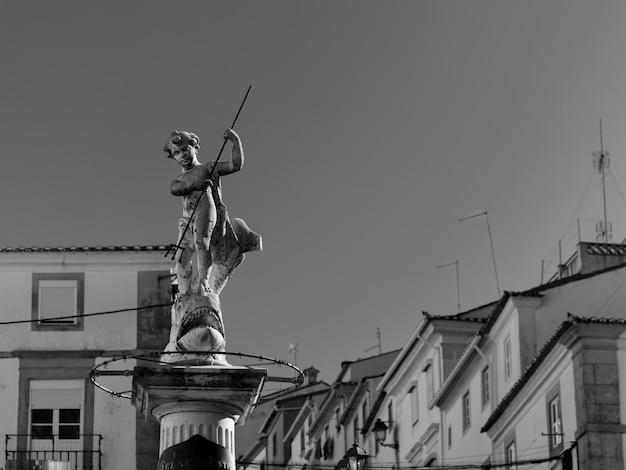 Neugierige Marmorstatue des jungen Neptun in Castelo de Vide. Portugal.
