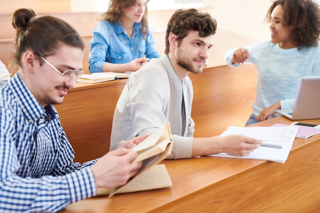 Neugierige Schüler im Unterricht