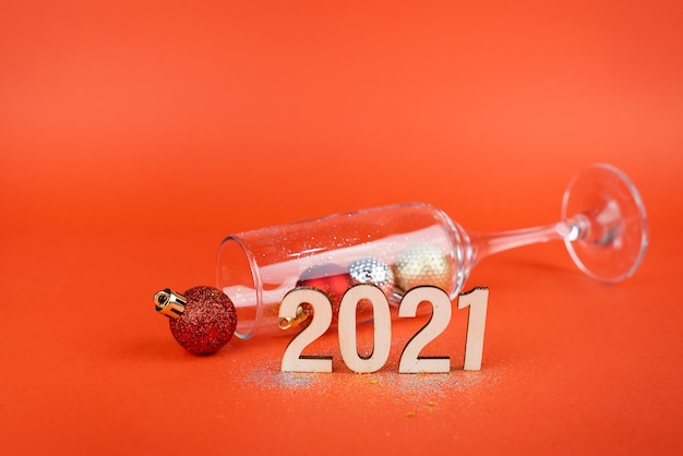 Neujahr 2021 Komposition auf rot