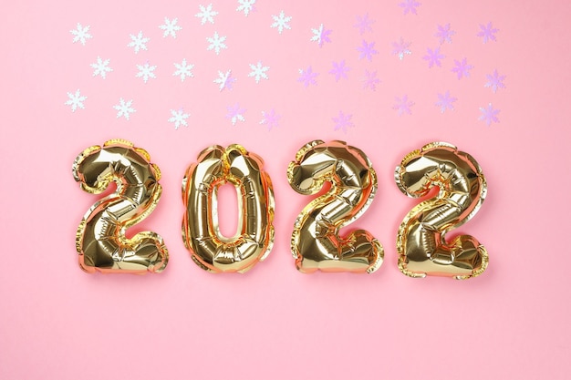 Neujahr 2022. Folienballons Nummern 2022 auf rosa Hintergrund.