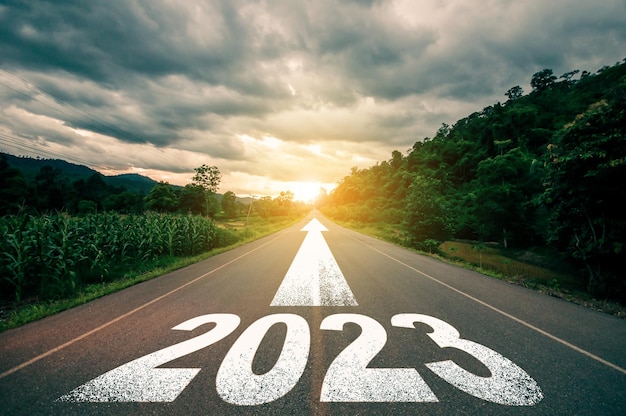 Neujahr 2023 oder geradliniges Konzept Text 2023 geschrieben auf der Straße in der Mitte der Asphaltstraße mit bei Sonnenuntergang Konzept der Planungszielherausforderung Neujahrsauflösung xA