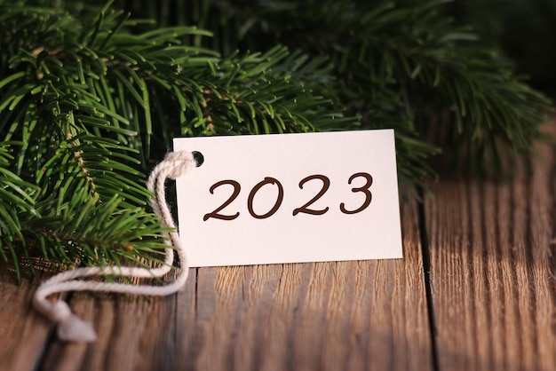 Foto neujahr 2023 tannenzweige und ein tag mit dem text 2023 neujahrskarte