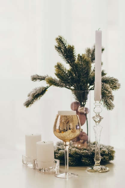 Neujahr dekoriertes Haus und der Weihnachtsbaum im skandinavischen Stil