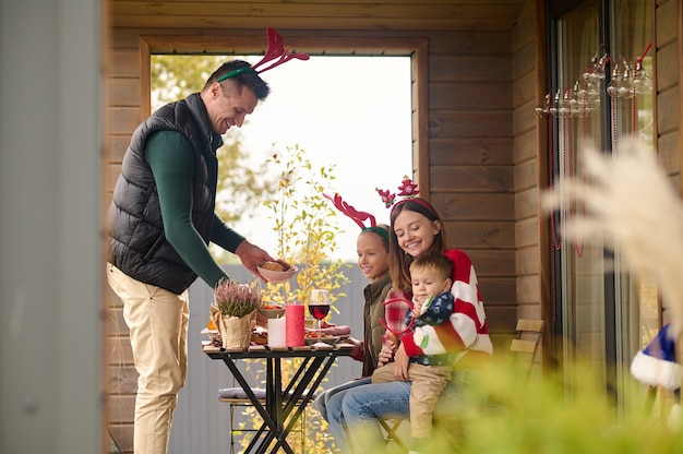 Neujahr Feierlichkeiten. Eine süße Familie, die zusammen das neue Jahr feiert