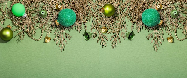 Neujahr festlicher Hintergrund Weihnachtskugeln Nadelzweige Glocken und traditionelles Dekor