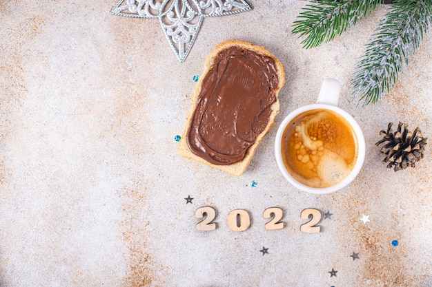 Neujahr Hintergrund Weihnachtskaffee und Dekorationen auf dem Tisch Urlaub Dekor Geschenke Essen