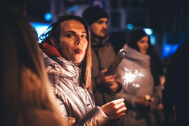 Foto neujahr mit freunden wunderkerzen