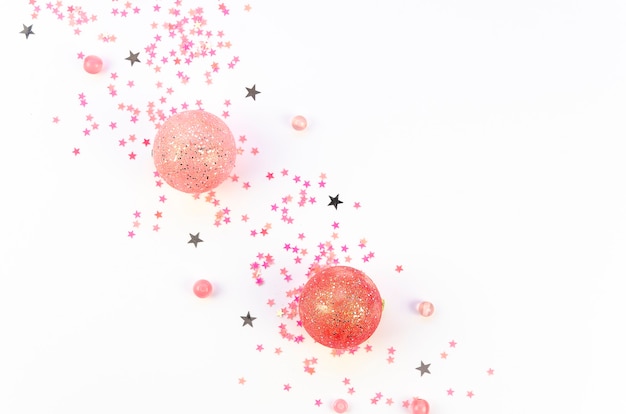 Neujahr oder Weihnachten flach legen rosa dekorative Weihnachten Spielzeugkugeln und funkelt Konfetti