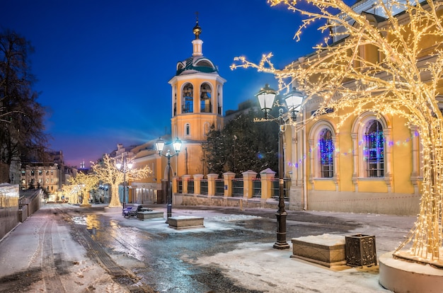 Neujahr Stoleshnikov Lane und Cosmas und Damian Kirche am frühen Wintermorgen